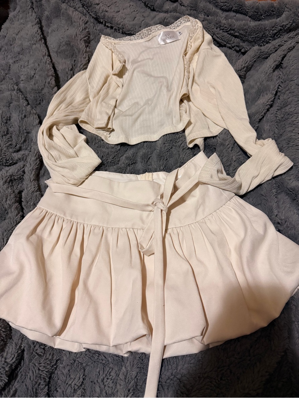 areum set top and skirt sz xs preowned